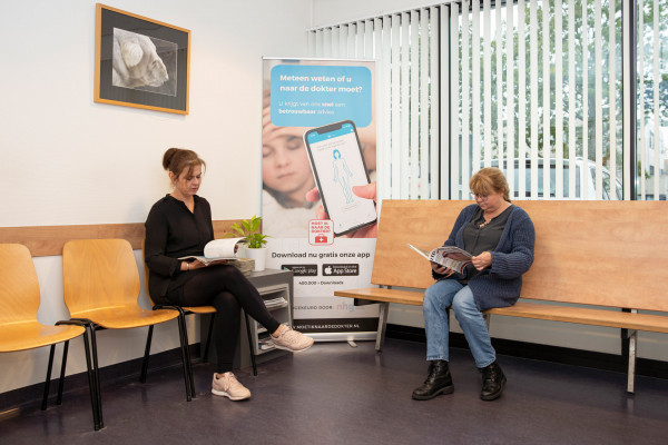 Mensen in de wachtkamer van de huisartsenpost