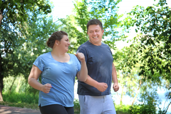 Twee mensen aan het sporten buiten