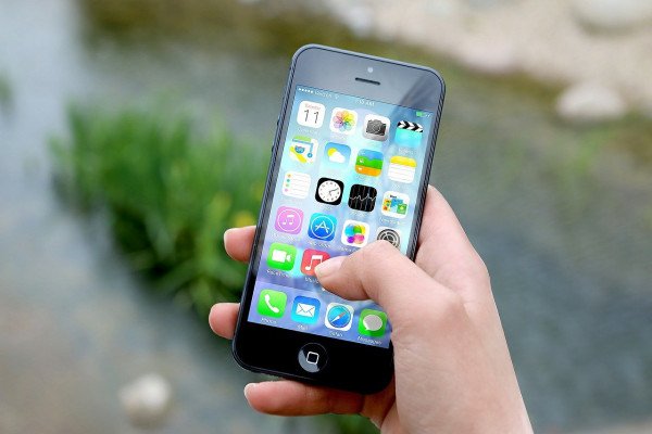 foto van hand met mobiele telefoon