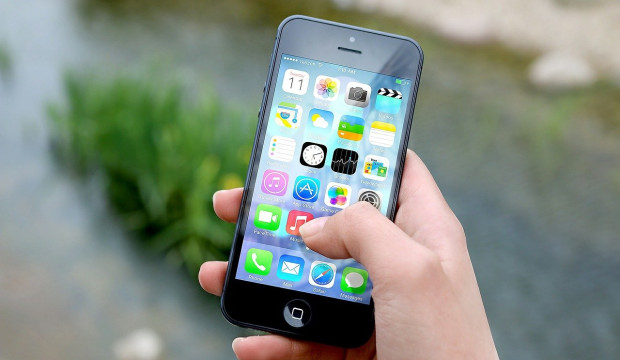 foto van hand met mobiele telefoon