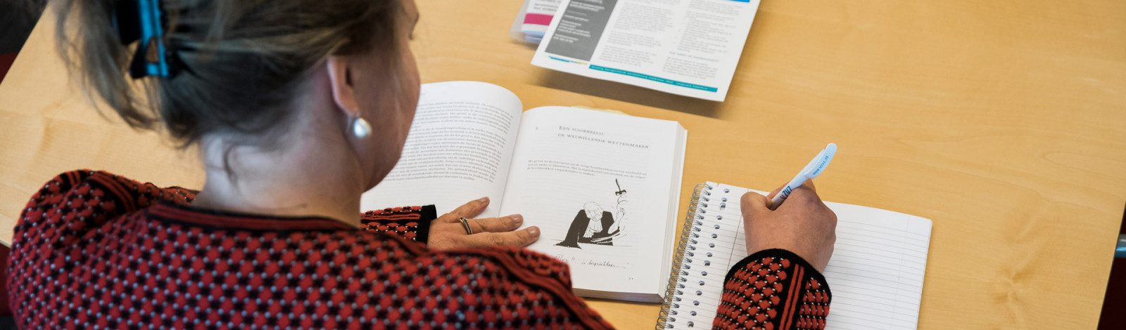 Medewerker aan het studeren
