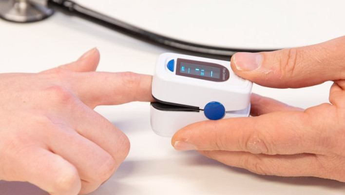 foto zuurstofmeter wordt op vinger geplaatst