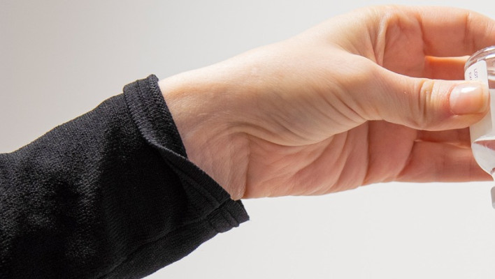 foto hand houdt injectievloeistof vast en vult spuit