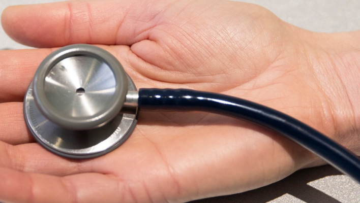 foto van hand met stethoscoop